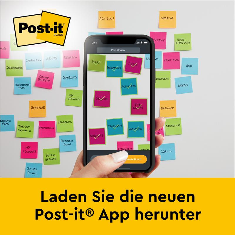 En hand håller en smartphone med öppen Post-it-app framför en vägg full av färgglada notislappar och Post-it® Super Sticky självhäftande mötesblock/flipchart (58,4 x 50,8 cm) från 3M Deutschland GmbH - ladda ner den nya appen nu!