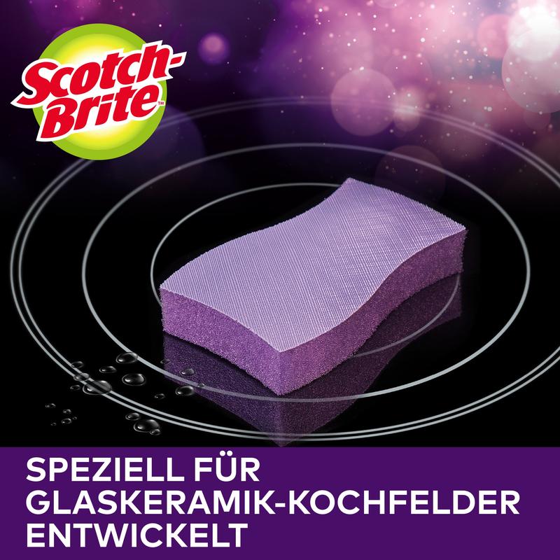 En Scotch-Brite™ Glaskeramik-rengöringssvamp | Förpackning (1 styck) från 3M Deutschland GmbH ligger på en svart glaskeramikhäll med vattendroppar. Texten: "Speciellt utvecklad för glaskeramikhällar.