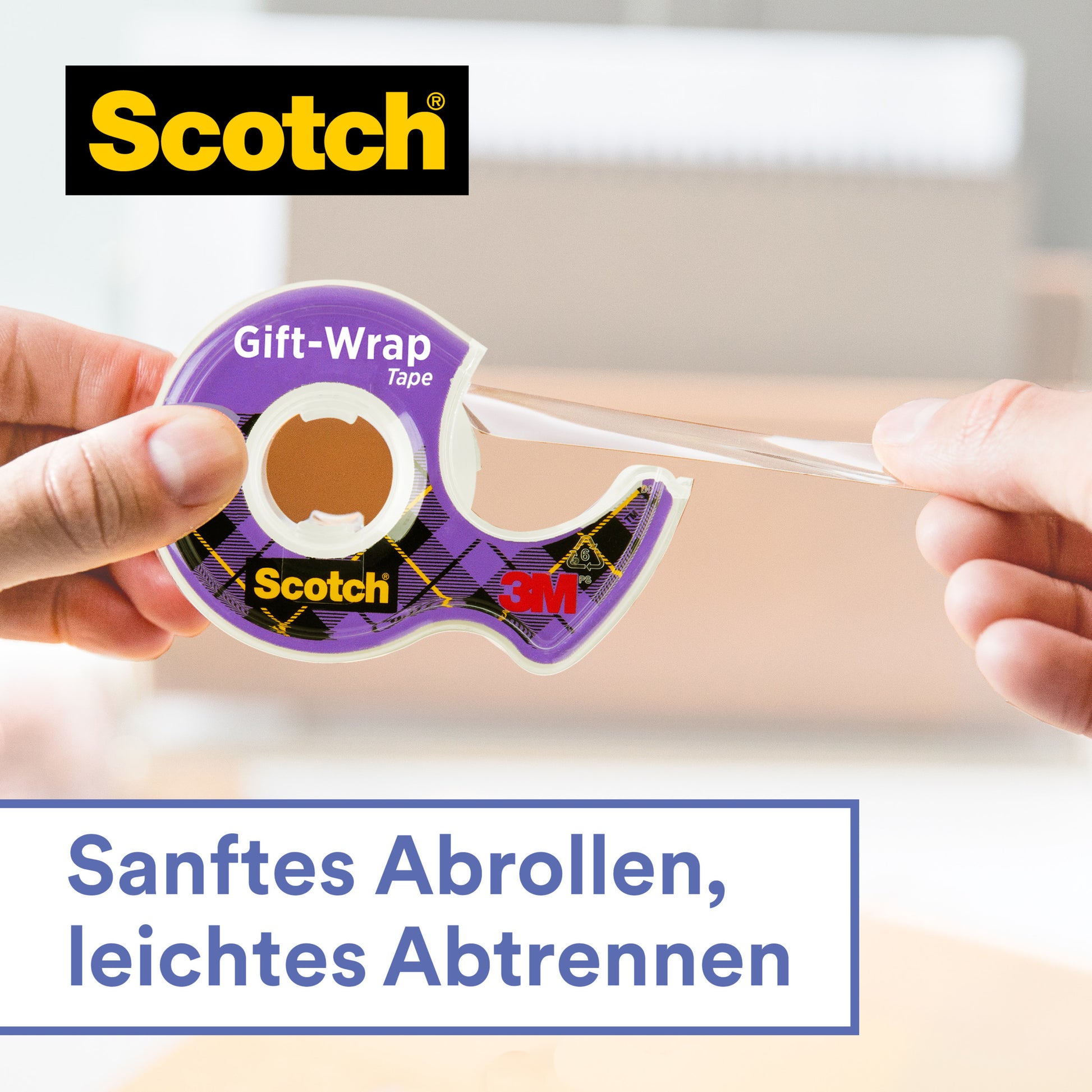 Eine Hand zieht durchsichtiges Klebeband von einem lila Scotch® Geschenk-Klebeband im Handabroller, CAT 15 (19 mm x 15 m) von 3M Deutschland GmbH. Der Hintergrund ist unscharf, mit deutschem Text: "Sanftes Abrollen, leichtes Abtrennen.