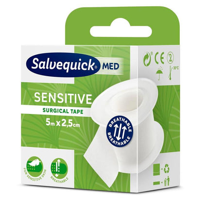 Eine Schachtel Salvequick OP-Klebeband 6-5x2,5 (1 Stück) von Orkla Wound Care AB mit grüner und weißer Verpackung, Produktangaben, Symbolen für empfindliche Haut und Atmungsaktivität sowie einer klaren Abbildung der hypoallergenen Klebebandrolle.