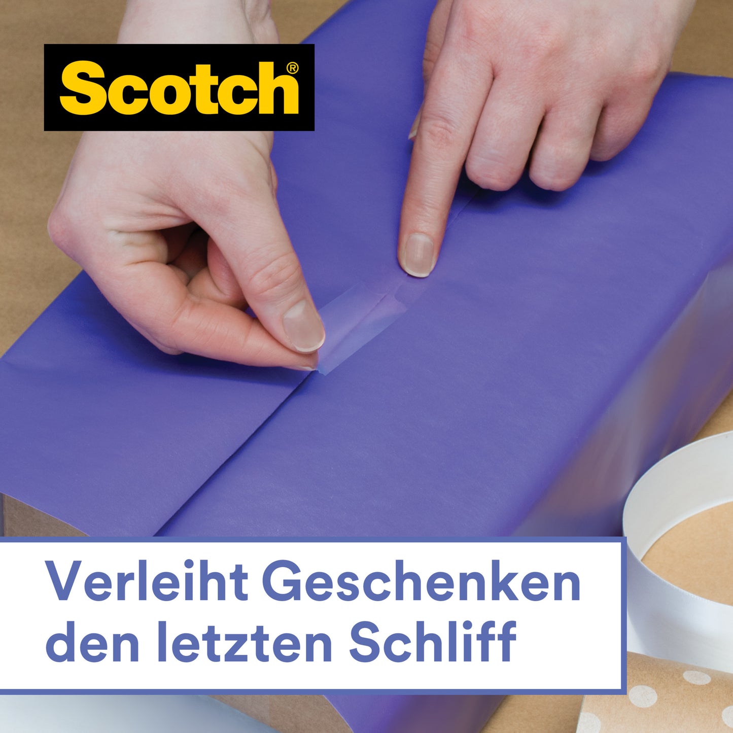 Någon förseglar lila presentpapper med Scotch® present-satintejp (1 rulle, 19 mm x 25 m) från 3M Deutschland GmbH. Uppe till vänster visas Scotch-logotypen, under står det: "Ger presenterna den sista touchen.