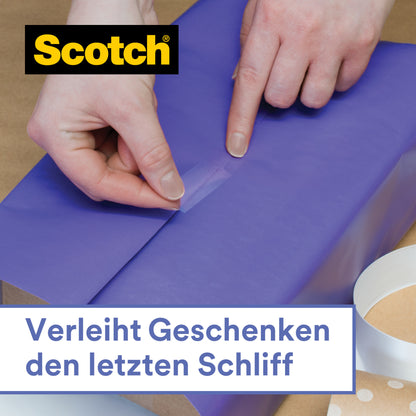 Någon förseglar lila presentpapper med Scotch® present-satintejp (1 rulle, 19 mm x 25 m) från 3M Deutschland GmbH. Uppe till vänster visas Scotch-logotypen, under står det: "Ger presenterna den sista touchen.