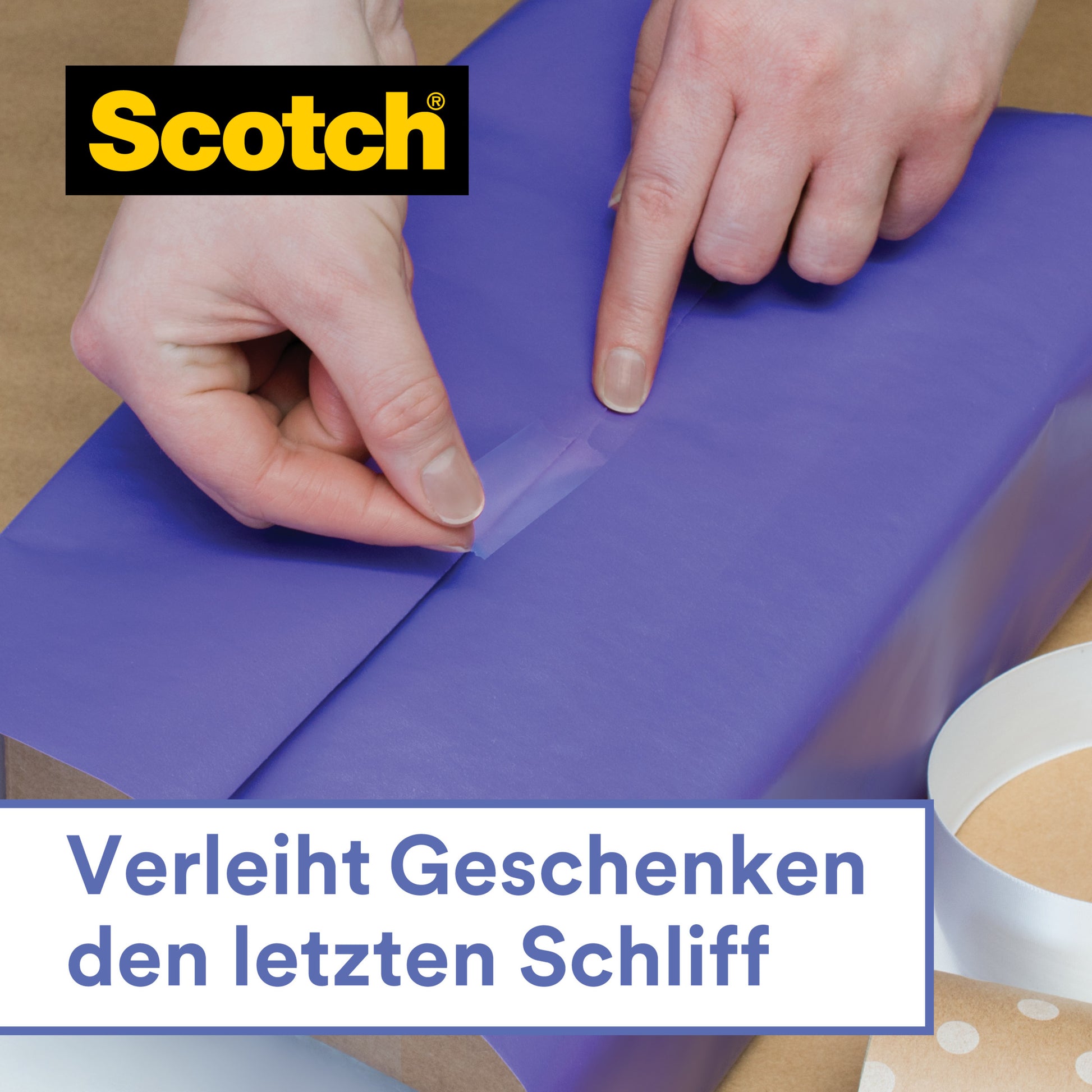 Eine Person klebt Scotch® Geschenk-Klebeband im Handabroller, CAT 15 (19 mm x 15 m, 1 Rolle) von 3M Deutschland GmbH auf ein blau verpacktes Geschenk. Oben links erscheint das Scotch-Logo, darunter steht: "Verleiht Geschenken den letzten Schliff.