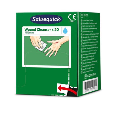 En grön låda med Salvequick savett sårtvätt (0,9% NaCl, steril) 20 stycken från Orkla Wound Care AB, med en illustration av händer som rengör ett sår, och synliga produktdetaljer och streckkod på förpackningen.