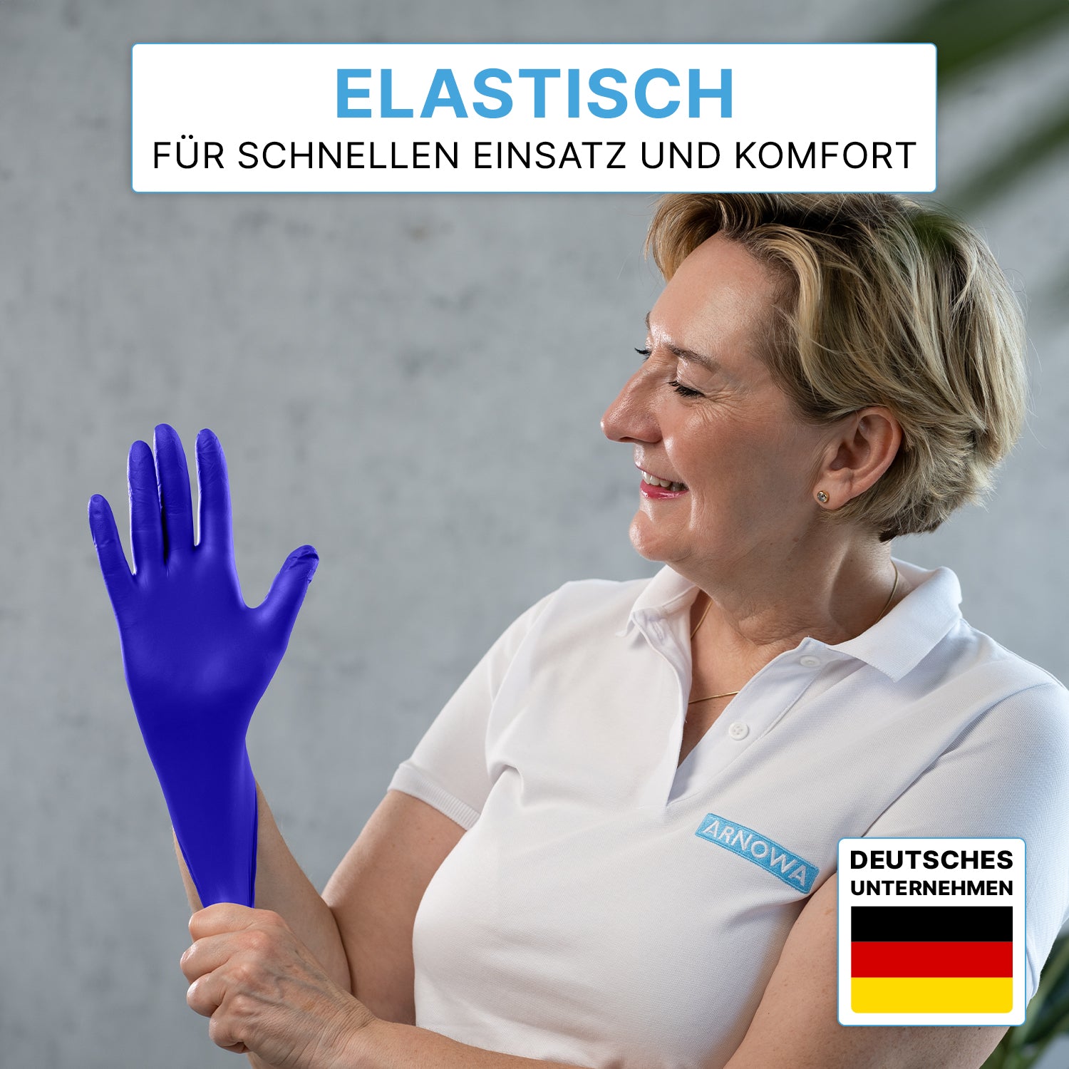 Eine Frau in einem weißen "ARNOWA"-Polo lächelt, während sie ARNOMED NITRIL XTRA PURE hautverträgliche & akzeleratorfreie Einmalhandschuhe aus Nitril von ARNOWA GmbH anzieht. Das Bild zeigt einen deutschen Text über Elastizität, Komfort und ein Etikett "Deutsches Unternehmen" mit Flagge.