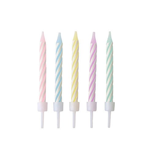 PAPSTAR 24 pastellfärgade födelsedagsljus med hållare (6 cm, färgsorterade) från PAPSTAR GmbH. Upprätt i rad avbildade - rosa, blå, gul, lila och grön - mot en enkel vit bakgrund. Varje låda innehåller 10 stycken.