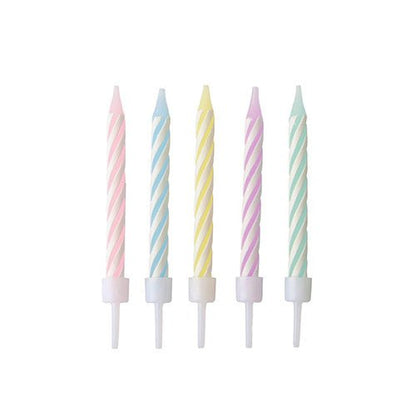 PAPSTAR 24 pastellfärgade födelsedagsljus med hållare (6 cm, färgsorterade) från PAPSTAR GmbH. Upprätt i rad avbildade - rosa, blå, gul, lila och grön - mot en enkel vit bakgrund. Varje låda innehåller 10 stycken.