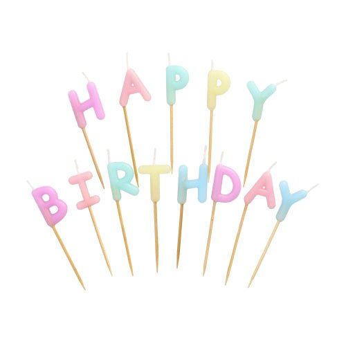 Det PAPSTAR bokstavsljussetet visar pastellfärgade bokstavsljus med texten "Happy Birthday" (8 cm), vardera på en träpinne. Finns i färgerna rosa, gul, blå, lila och grön. Säljs i en kartong med 12 förpackningar från PAPSTAR GmbH.