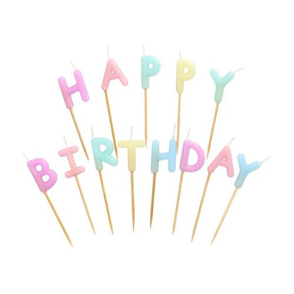 Det PAPSTAR bokstavsljussetet visar pastellfärgade bokstavsljus med texten "Happy Birthday" (8 cm), vardera på en träpinne. Finns i färgerna rosa, gul, blå, lila och grön. Säljs i en kartong med 12 förpackningar från PAPSTAR GmbH.