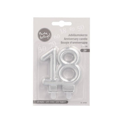 Die PAPSTAR GmbH jubileumsljus med hållare, 7 cm "silver", är ett silverljus i sifferform i flerspråkig förpackning, idealiskt för födelsedagar eller jubileer, och inkluderar en hållare för enkel användning vid fester.