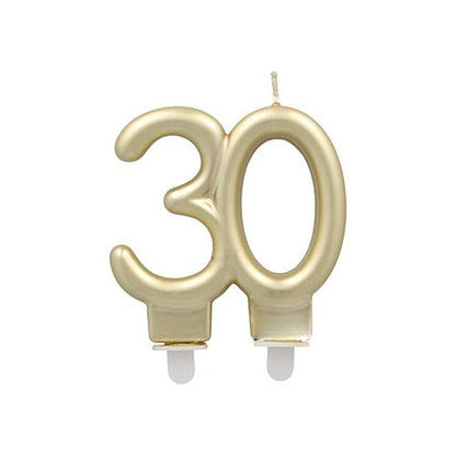 De PAPSTAR GmbH Jubileumsljus med hållare 7 cm "guld" är ett guldfärgat ljus i form av siffran 30 med två vita socklar för enkel uppställning - idealisk som födelsedagsljus för jubileumsfester.