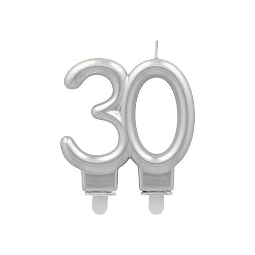Ett silverfärgat PAPSTAR jubileumsljus med hållare 7 cm från PAPSTAR GmbH, i form av siffran 30 med två små vita baser och en veke - idealiskt för jubileumsfester.