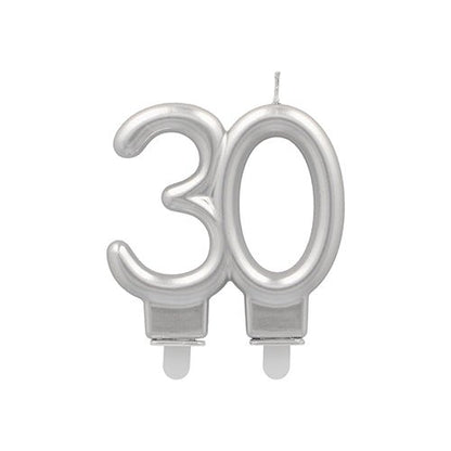 Ett silverfärgat PAPSTAR jubileumsljus med hållare 7 cm från PAPSTAR GmbH, i form av siffran 30 med två små vita baser och en veke - idealiskt för jubileumsfester.