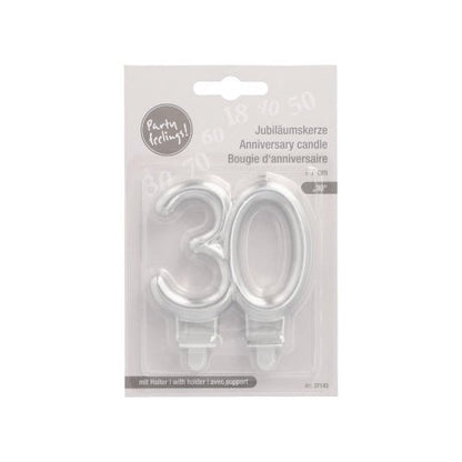 Ett paket från PAPSTAR GmbH innehåller två jubileumsljus med hållare (7 cm, silver) i form av "30" för jubileer, med flerspråkig förpackning och ett genomskinligt plastfodral för enkel användning.