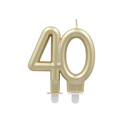 De PAPSTAR Jubileumsljus med hållare 7 cm "guld" från PAPSTAR GmbH har guldfärgade ljus i form av "40" med sammanlänkade siffror och två vita hållare för tårtor - idealiska födelsedagsljus för jubileumsfester.