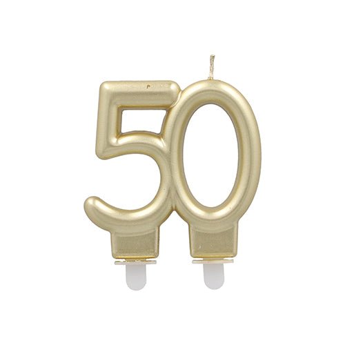 De PAPSTAR Jubileumsljus med hållare 7 cm "guld" från PAPSTAR GmbH är ett guldfärgat ljus i form av siffran 50 med två vita plastsocklar - idealisk som jubileumsljus guld för jubileumsfester.