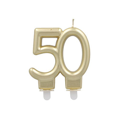 De PAPSTAR Jubileumsljus med hållare 7 cm "guld" från PAPSTAR GmbH är ett guldfärgat ljus i form av siffran 50 med två vita plastsocklar - idealisk som jubileumsljus guld för jubileumsfester.