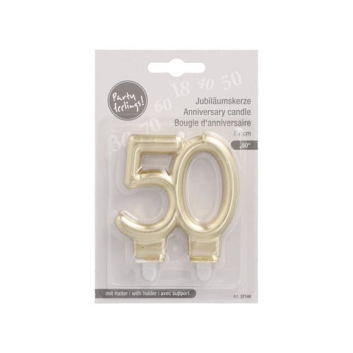 De PAPSTAR Jubileumsljus med hållare 7 cm "guld" från PAPSTAR GmbH är ett guldjubileumsljus i form av siffran 50, förpackat med en hållare av klar plast med flerspråkig text för enkel användning.