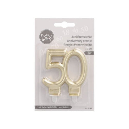 De PAPSTAR Jubileumsljus med hållare 7 cm "guld" från PAPSTAR GmbH är ett guldjubileumsljus i form av siffran 50, förpackat med en hållare av klar plast med flerspråkig text för enkel användning.