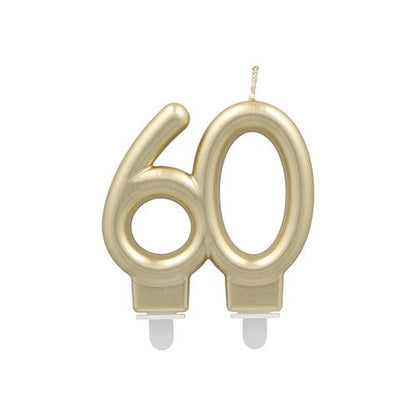 De PAPSTAR Jubileumsljus med hållare 7 cm "guld" från PAPSTAR GmbH är guldjubileumsljus i sifferform med synliga vekar och hållare - idealiska som födelsedagsljus för jubileumsfester.
