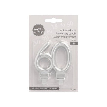 En förpackning PAPSTAR jubileumsljus med hållare 7 cm "silver" från PAPSTAR GmbH innehåller två silverfärgade sifferljus, 6 och 0, med hållare - idealiskt för ett 60-årsjubileum. Förpackningen är flerspråkig.