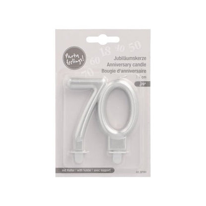 De PAPSTAR GmbH jubileumsljus med hållare 7 cm "silver" är silverfärgade jubileumsljus i form av "70", med flerspråkig förpackning och medföljande hållare för enkel uppställning.