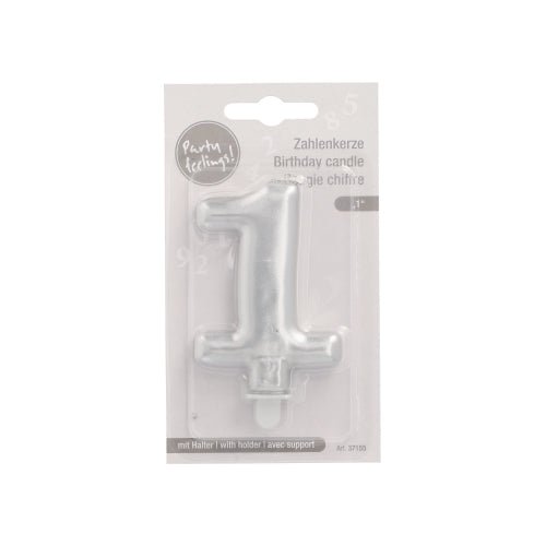 Det PAPSTAR GmbH sifferljus med hållare 7 cm "silver" levereras i en plastförpackning med texten "Party Feeling!" och flerspråkig text och innehåller en liten fot för enkel placering.