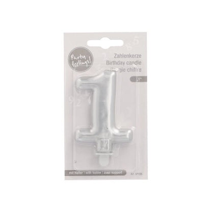 Det PAPSTAR GmbH sifferljus med hållare 7 cm "silver" levereras i en plastförpackning med texten "Party Feeling!" och flerspråkig text och innehåller en liten fot för enkel placering.