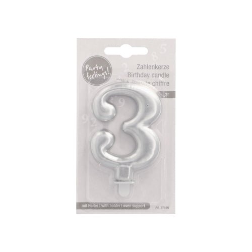 Det PAPSTAR GmbH sifferljus med hållare 7 cm "silver" är ett silvrigt sifferljus i klar plast- och kartongförpackning med texten "Geburtstagskerze" och "Geburtstagskerze", med en liten hållare vid botten.