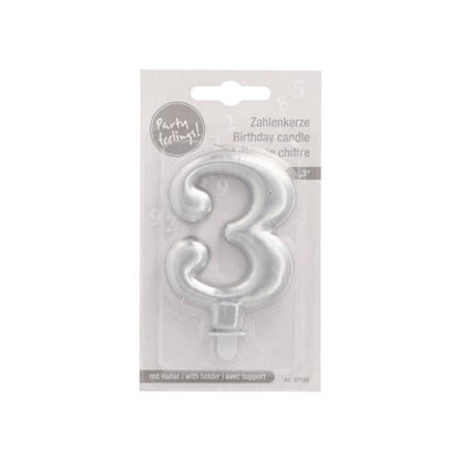 Det PAPSTAR GmbH sifferljus med hållare 7 cm "silver" är ett silvrigt sifferljus i klar plast- och kartongförpackning med texten "Geburtstagskerze" och "Geburtstagskerze", med en liten hållare vid botten.
