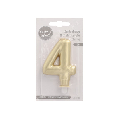 Die PAPSTAR GmbH Zahlenkerze mit Halter 7 cm "gold" ist eine goldfarbene Zahlenkerze in Kunststoffverpackung, beschriftet mit "Geburtstagskerze mit Halter". Ideal für festliche Partydekorationen und Feiern.
