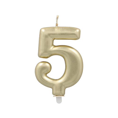 Eine PAPSTAR GmbH Zahlenkerze mit Halter, 7 cm in Gold und in Form der Zahl Fünf, ist mit einem Spitzendocht versehen und wird vor einem schlichten weißen Hintergrund gezeigt.