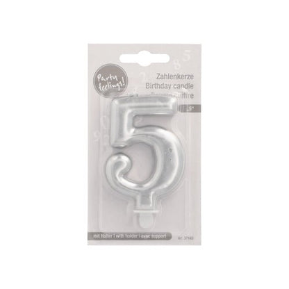 Det PAPSTAR GmbH sifferljus med hållare 7 cm "silver" är ett metalliskt sifferljus i plastförpackning med engelsk, tysk och fransk text. Det har en liten hållare vid basen för enkel placering på tårtor.