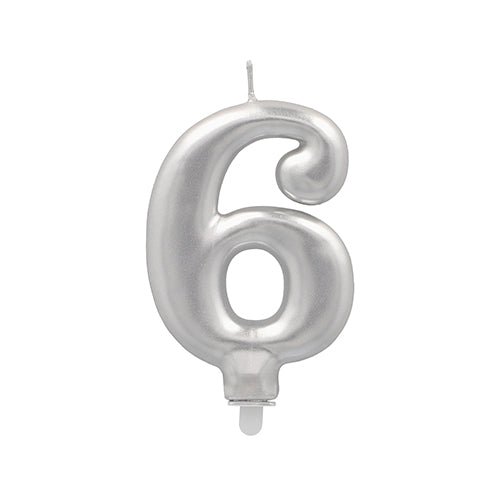 Den PAPSTAR GmbH sifferljus med hållare 7 cm "silver" är ett metalliskt silver sifferljus - perfekt för födelsedagar och speciella fester.