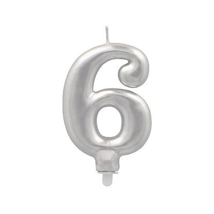 Den PAPSTAR GmbH sifferljus med hållare 7 cm "silver" är ett metalliskt silver sifferljus - perfekt för födelsedagar och speciella fester.