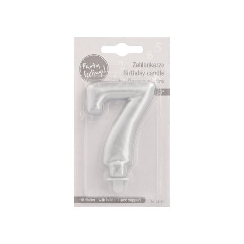 Den PAPSTAR GmbH sifferljus med hållare 7 cm "silver" är ett silver sifferljus nummer 7, förpackat i klar plast och kartong med flerspråkig text och en etikett som anger att silverfödelsedagsljuset innehåller en hållare.