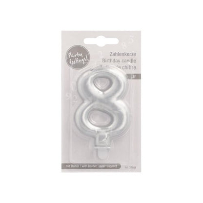 Den PAPSTAR GmbH sifferljus med hållare 7 cm "silver" är ett silver sifferljus (8) i en transparent blisterförpackning med flerspråkig etikett och ett lysande "Party Feeling!"-klistermärke.
