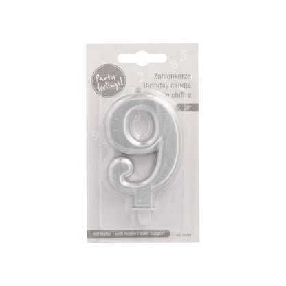 Den PAPSTAR GmbH sifferljus med hållare 7 cm "silver" är ett silver sifferljus i plastförpackning med flerspråkig text och en utskärning för upphängning, perfekt som festligt födelsedagsljus.