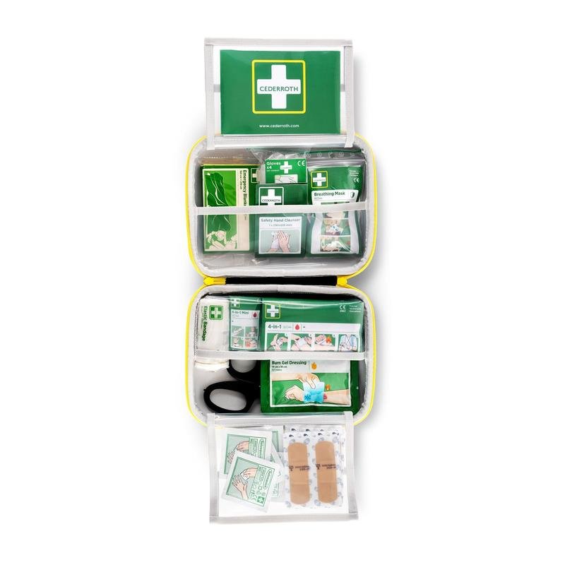 Första hjälpen-lådan MEDIUM från Orkla Wound Care AB erbjuder i ett kompakt mjukt fodral märkta fack med förband, andningsmask, sax, sårrengöring, bränngel och plåster - överskådligt organiserade.