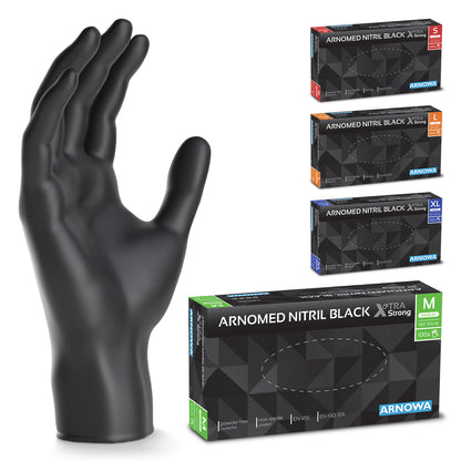 En svart nitrilhandske för engångsbruk står upprätt bredvid fyra lådor "ARNOWA GmbH ARNOMED NITRIL BLACK XTRA STRONG Extra tjocka engångshandskar av nitril i svart" i S (röd), M (grön), L (orange) och XL (blå); framme den extra tjocka gröna kartongen.
