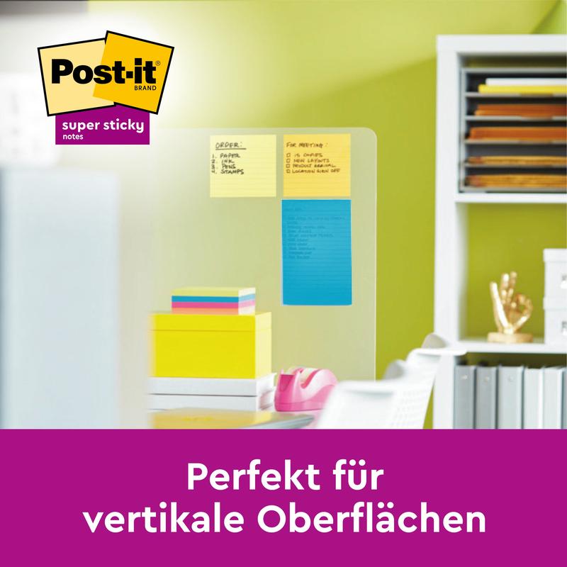 En glasruta visar 3M Post-it® Super Sticky Notes i stort format (101 x 101 mm, 90 blad, 100% PEFC) i färgerna gult, orange och blått. Bakom finns kontorshyllor. Texten under lyder: "Perfekt för vertikala ytor."