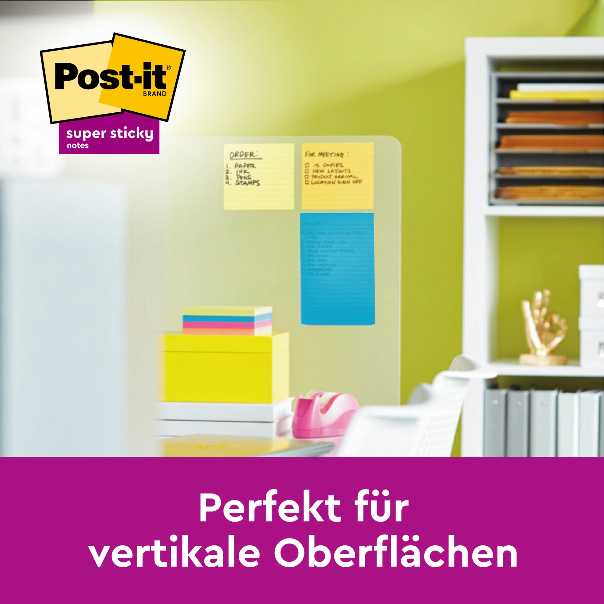 Ein Glastrenner fasst drei Post-it® Notes im Großformat in Gelb, Orange und Blau. In der Nähe befinden sich Büromaterialien und Aktenordner. Text: "Perfekt für vertikale Oberflächen." Das Post-it Logo der 3M Deutschland GmbH befindet sich in der linken oberen Ecke.
