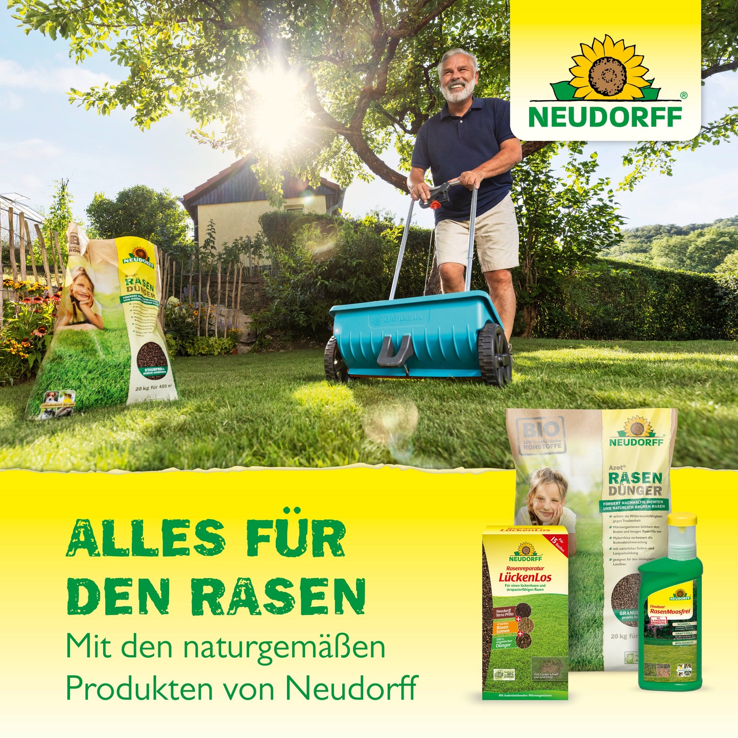 Ein Mann schiebt einen Rasenlüfter auf grünem Gras in einem sonnigen Garten. Im Vordergrund ist der Bentonit SandbodenVerbesserer von Neudorff Shop zu sehen. Das Neudorff-Logo und der deutsche Text erscheinen am unteren Rand des Bildes.