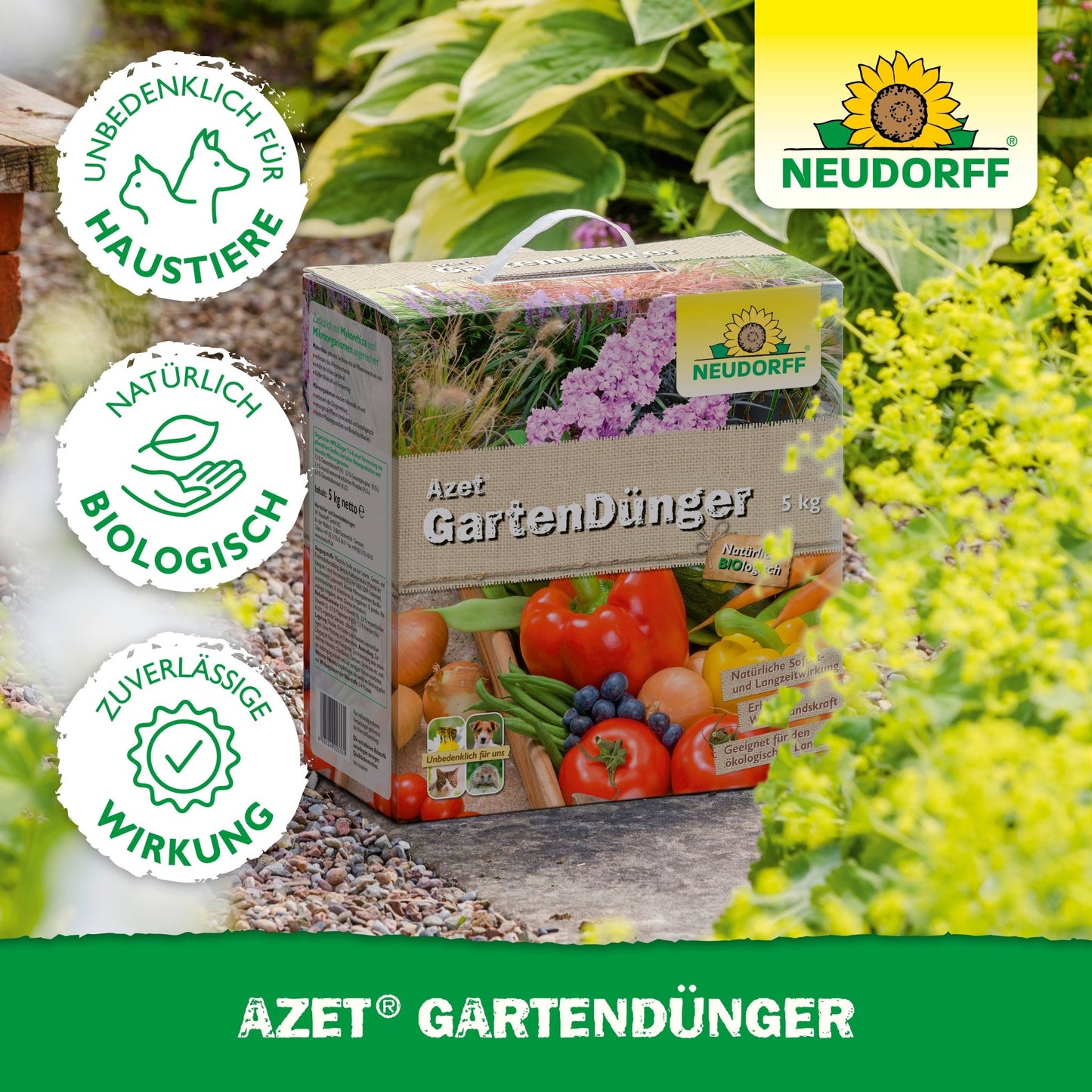 En låda med Neudorff Shop Azet GartenDünger står på en trädgårdsgång mitt bland frodiga växter och visar bilder av grönsaker, frukt och symboler för husdjurssäkerhet, biologiskt ursprung och pålitlig effektivitet.