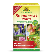 Neudorff Shop Brennnessel Pellets är ett effektivt växtstärkande medel som ger 330 L nässelvatten för att stödja tillväxten av prydnadsväxter, frukt och grönsaker. Förpackningen visar bilder av blommor, frukt och grönsaker.