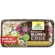 Visas är ett paket Neudorff Shop Kokohum BlumenErde, som expanderar till 7 liter och är idealisk för blommor. Den tyska förpackningen visar färgglada blommor, produktdetaljer och framhäver det naturliga innehållet av kokosfibrer.