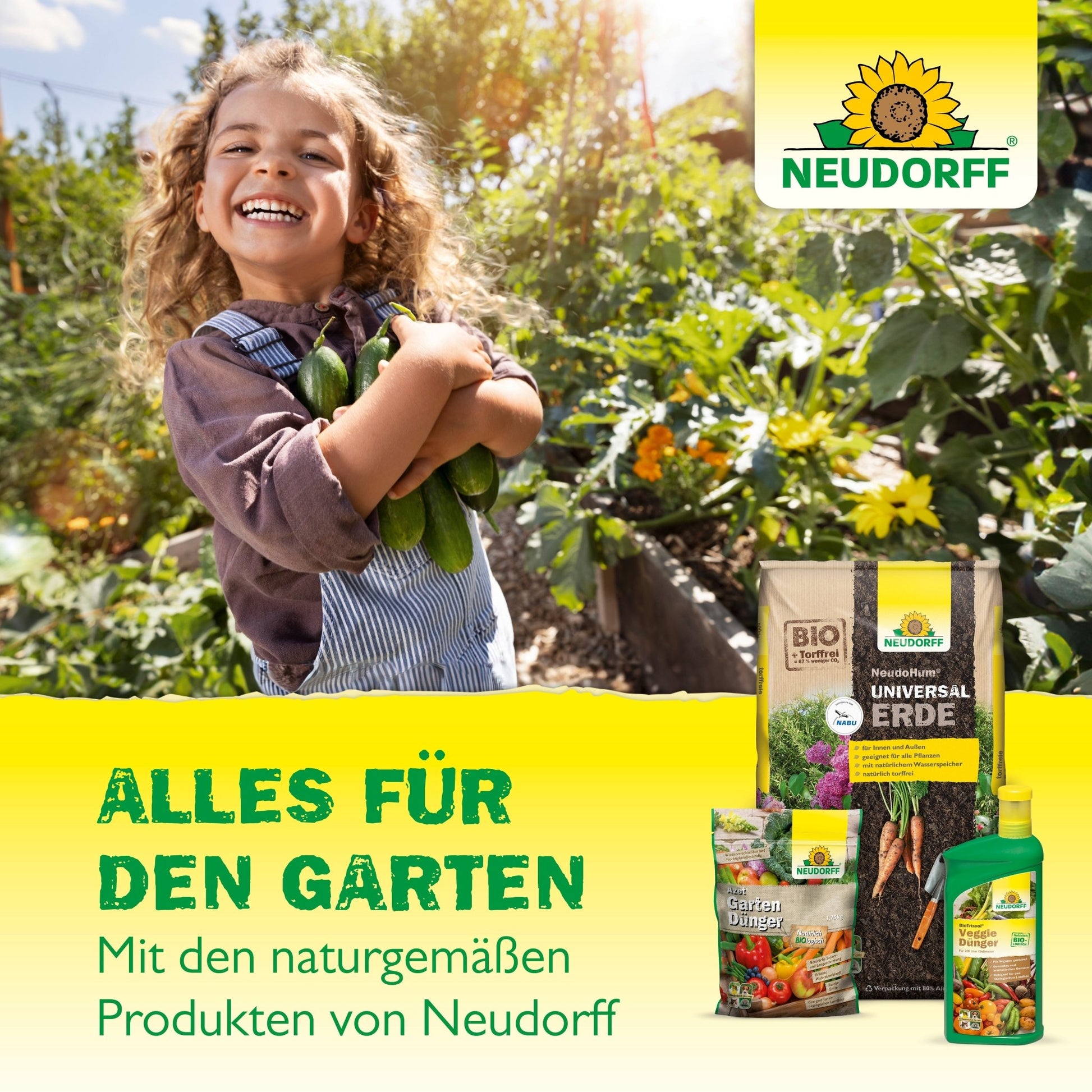 Ett leende barn med lockigt hår håller gurkor i en grönsaksträdgård. I förgrunden syns Gulplattor från Neudorff Shop (liten storlek) med Neudorff-logotypen och tysk text.