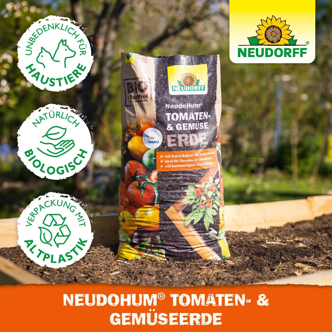En påse NeudoHum Tomat- & Grönsaksjord från Neudorff Shop står på en trädgårdsbädd, med symboler för djurskydd, bio-kvalitet och förpackning av återvunnen plast. Neudorff-loggan finns i det övre högra hörnet.