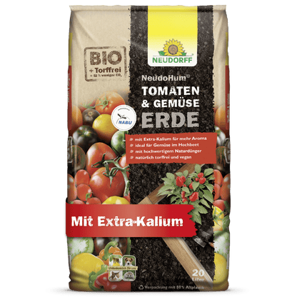 På förpackningen av en påse Neudorff Shop NeudoHum Tomat- & Grönsaksjord, torvfri och biologisk, är tomater och sommargrönsaker avbildade. Med extra kalium är den idealisk för höga bäddar och stödjer en hälsosam grönsakstillväxt.