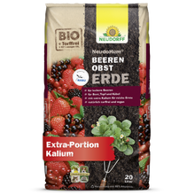 Gezeigt wird ein 20-Liter-Sack NeudoHum BeerenobstErde aus dem Neudorff Shop - ideal für Beeren auf dem Balkon oder in Töpfen. Die bio-zertifizierte Verpackung enthält Erdbeeren, Himbeeren, Brombeeren und Johannisbeeren und enthält zusätzlich Kalium.